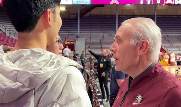 云开体育官网-张博源访问明尼苏达大学Vlog！参观运动设施 拍摄定妆照