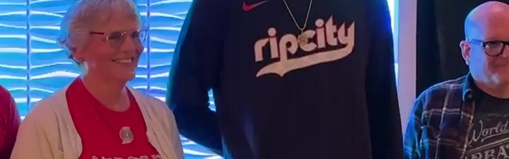 kaiyun-融入球队文化！杨瀚森化身背景板 满脸微笑与球迷合影留念